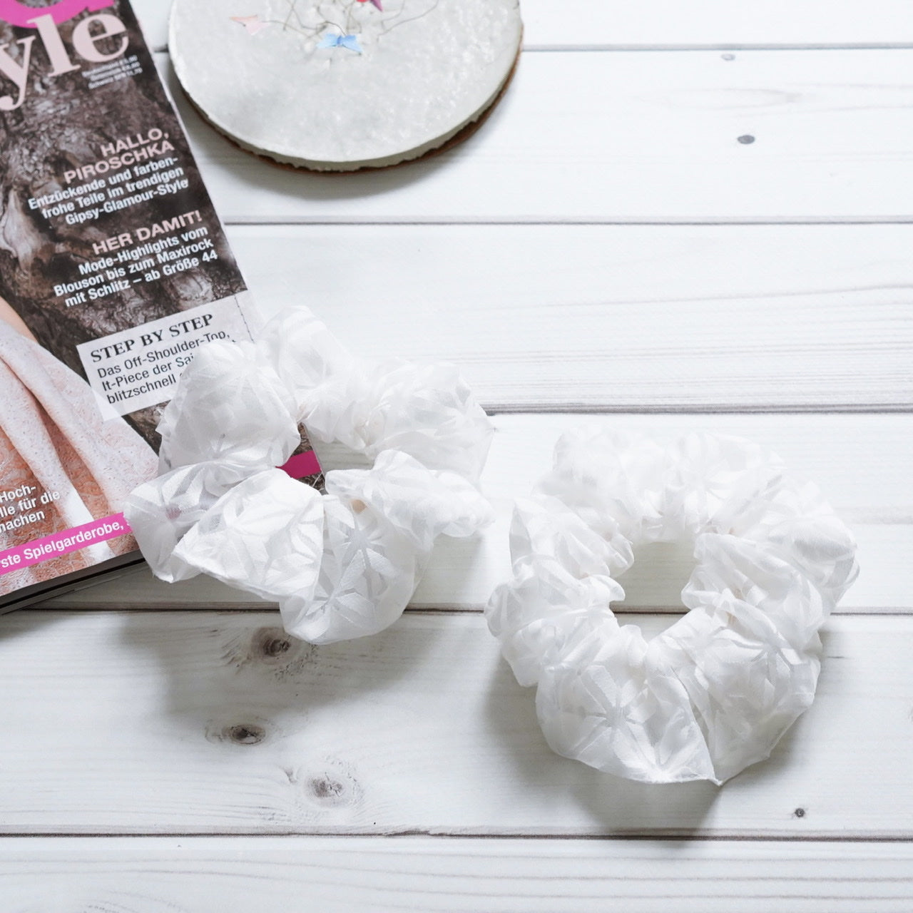 Scrunchies fluffy Geometric White