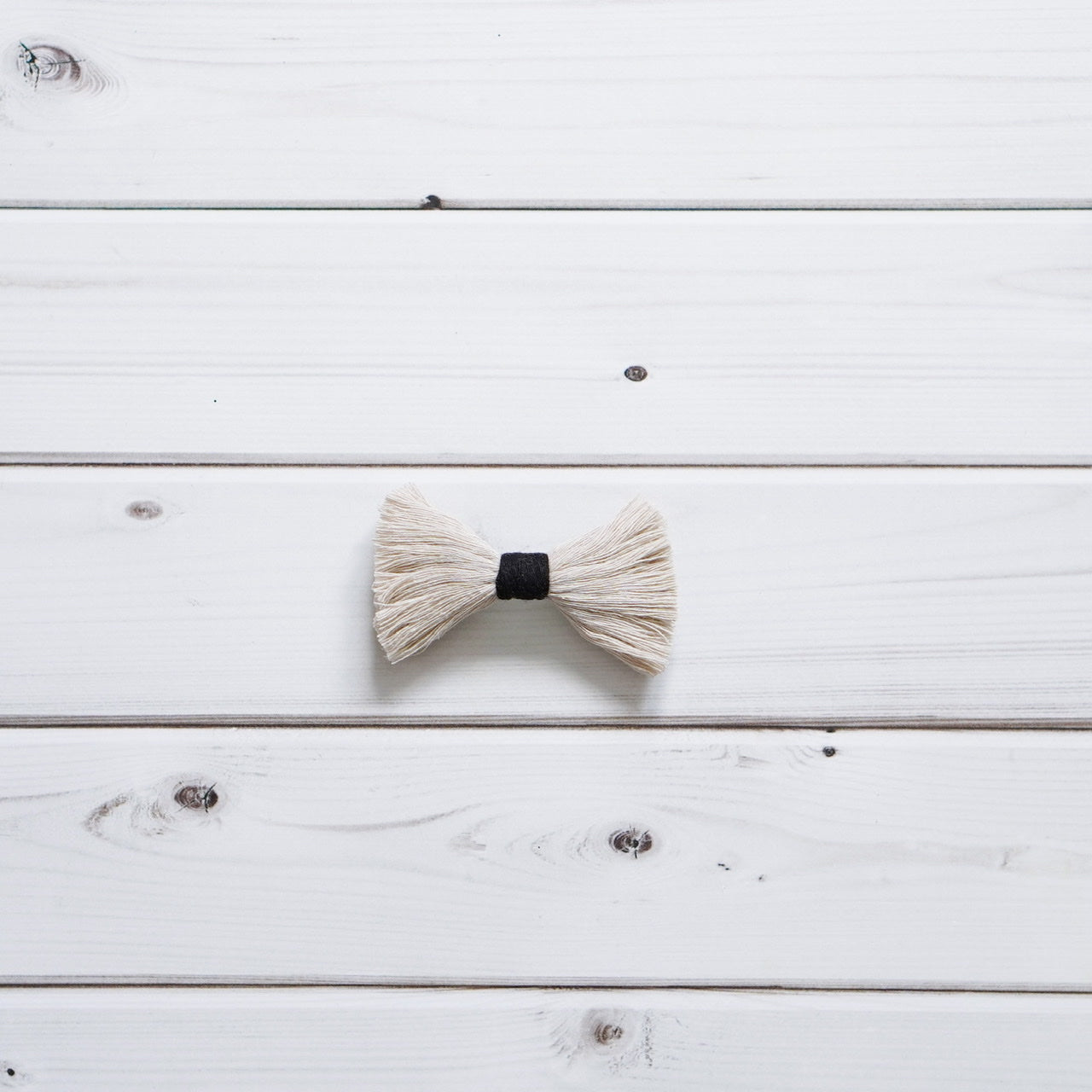 Handmade-Bow-Tie-Hair-Clip-Macramé-Upcycling