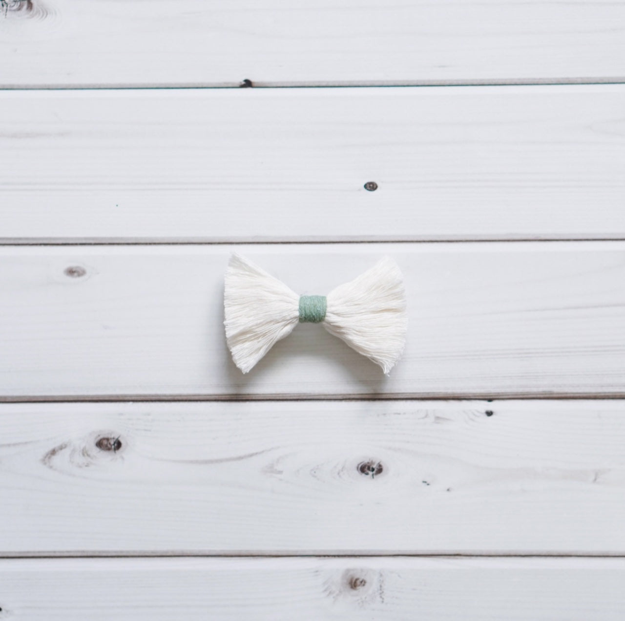 Handmade-Bow-Tie-Hair-Clip-Macramé-Upcycling