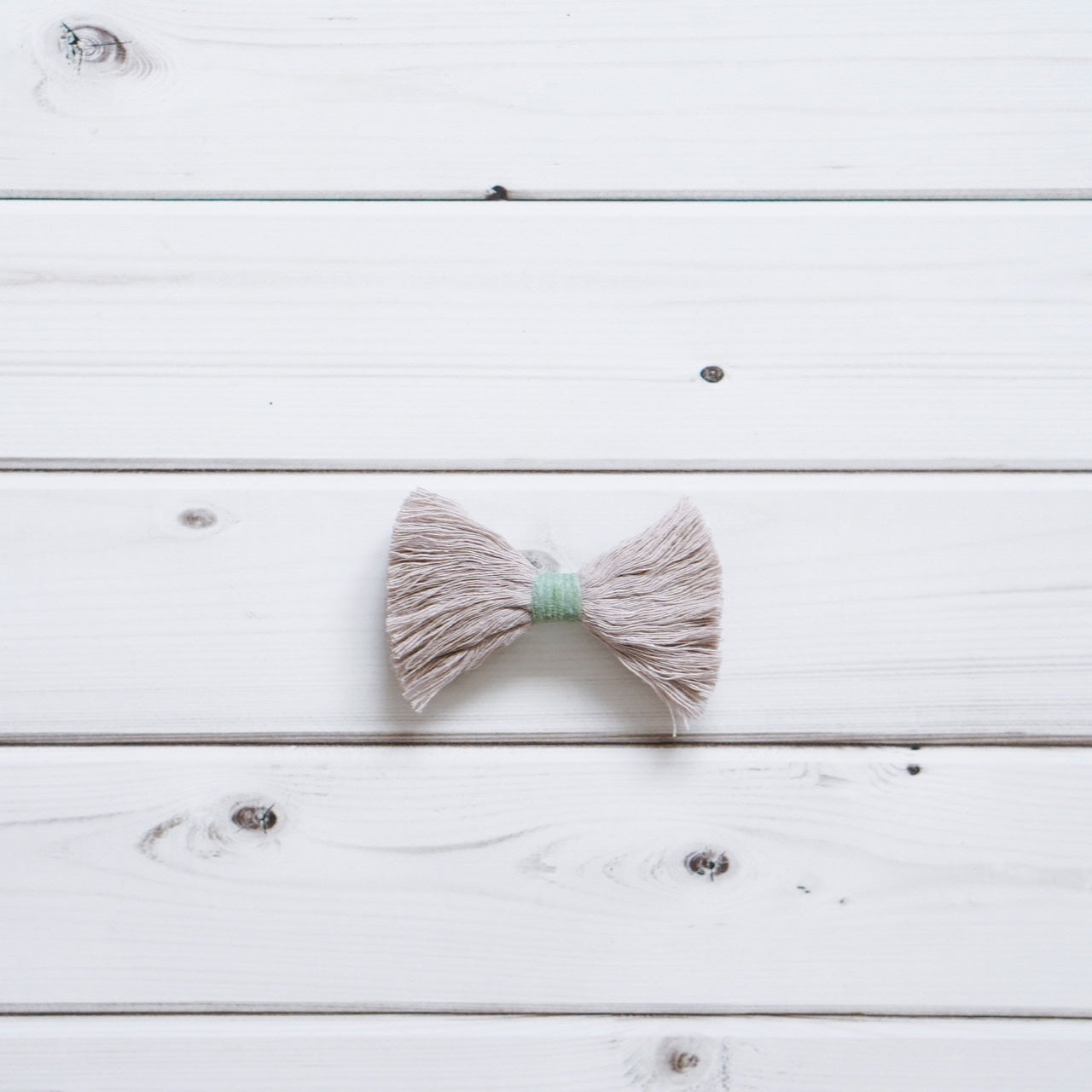 Handmade-Bow-Tie-Hair-Clip-Macramé-Upcycling