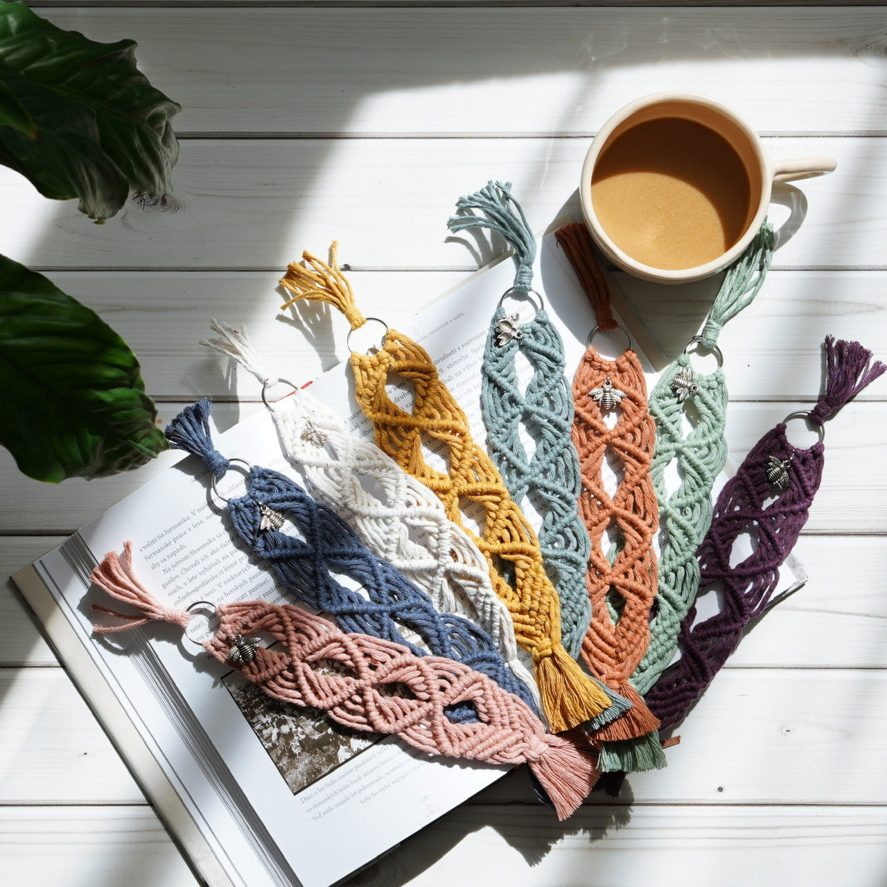 Handmade-Macramé-Bookmark-Handgemachte-Makramee-Lesezeichen