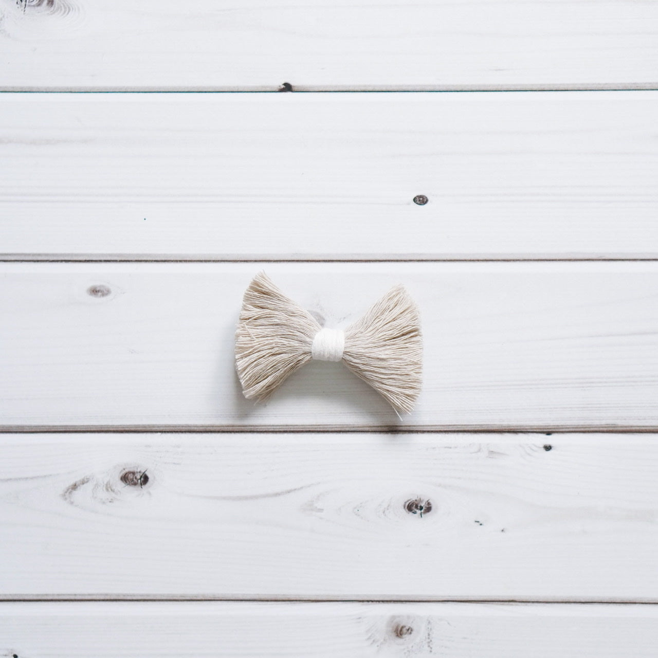 Handmade-Bow-Tie-Hair-Clip-Macramé-Upcycling