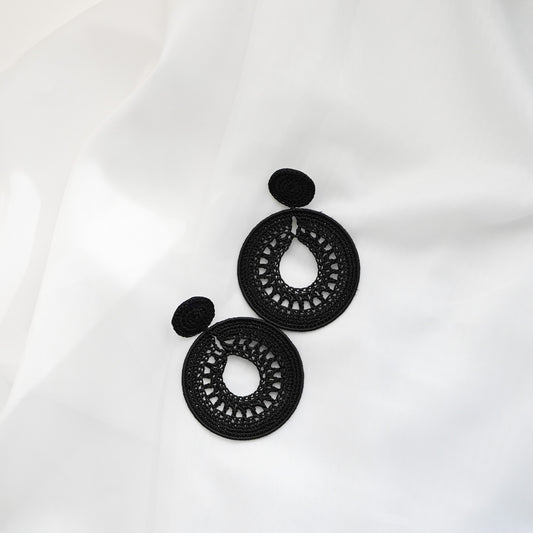 crochet-earrings-black-summer-earrings-handmade-in-switzerland-handgemacht-in-der-schweiz-statement-earrings