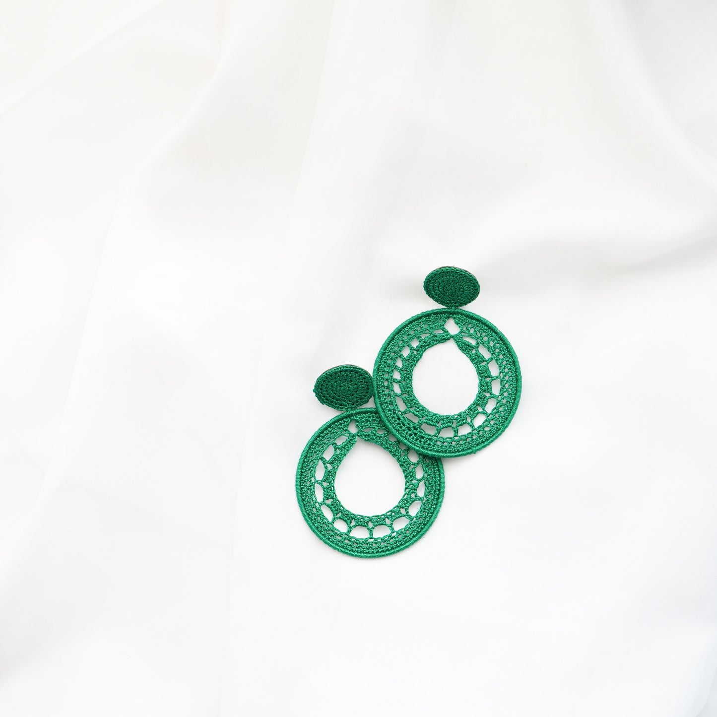 crochet-earrings-handmade-switzerland-ohrringe-schweiz-handgemacht-statement-earrings-summerearrings-emerald-colour